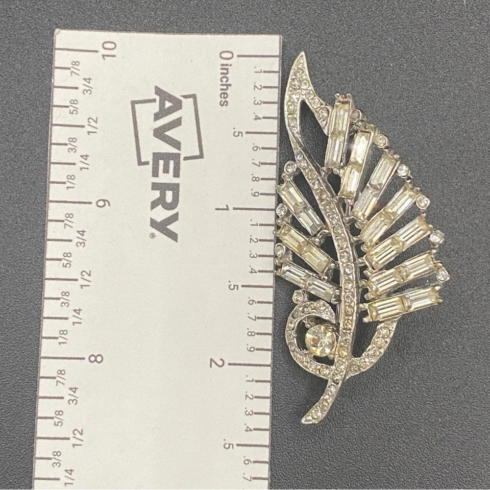 1950s Retro Sparkly Rhinestone Brooch - Picture 2 of 7